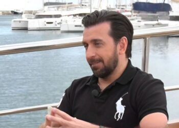 Θάνος Πετρέλης: Δεν βοηθάω στις δουλειές του σπιτιού, μεγάλωσα σε ένα σπίτι πατριαρχίας