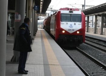 Τραγέλαφος: Καθυστέρηση στο τρένο από Θεσσαλονίκη για Αθήνα – Δεν έκλειναν οι πόρτες (Βίντεο)