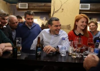 Κεφαλονιά: Ο Αλέξης Τσίπρας με μπύρα σε μπαράκι στη Σάμη – Δείτε φωτογραφίες