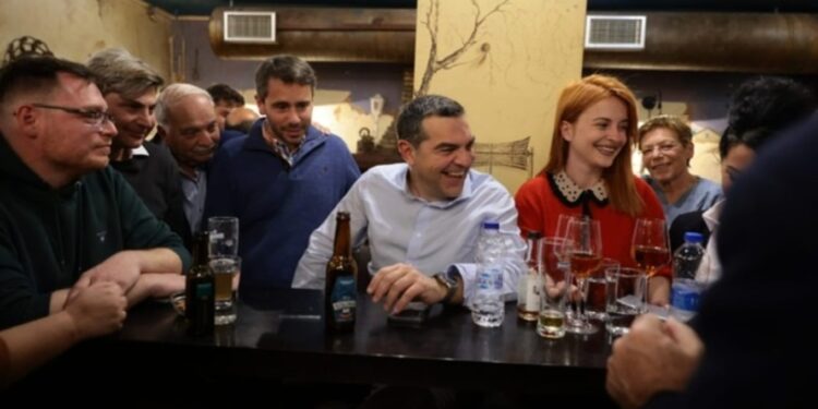 Κεφαλονιά: Ο Αλέξης Τσίπρας με μπύρα σε μπαράκι στη Σάμη – Δείτε φωτογραφίες