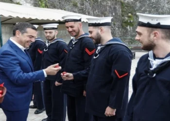 Ο Τσίπρας τσούγκρισε αυγά με ναύτες στον Ναύσταθμο Κέρκυρας: «Τι γίνεται, τα τζούφια μου δίνετε;» (Βίντεο)
