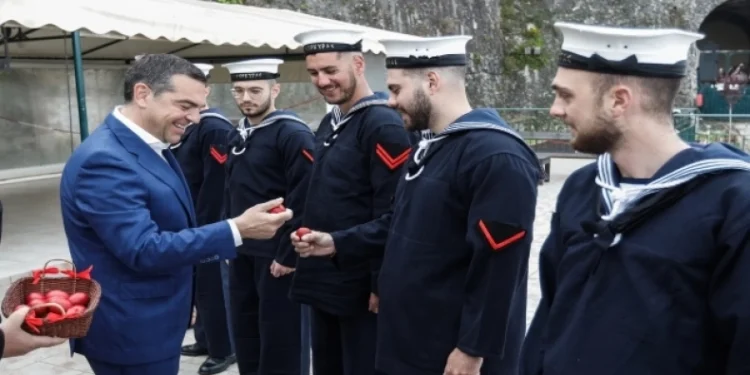 Ο Τσίπρας τσούγκρισε αυγά με ναύτες στον Ναύσταθμο Κέρκυρας: «Τι γίνεται, τα τζούφια μου δίνετε;» (Βίντεο)