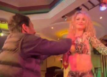 Σύντροφος δημοσιογράφου του Mega «χώνει» ευρώ σε στήθος χορεύτριας (Εικόνες)