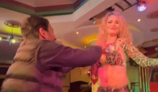 Σύντροφος δημοσιογράφου του Mega «χώνει» ευρώ σε στήθος χορεύτριας (Εικόνες)