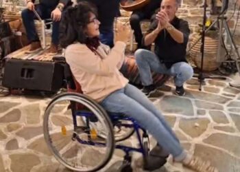 Συγκινητικό βίντεο – Αμοργός: Κορίτσι χορεύει «μπάλο» με το αναπηρικό της αμαξίδιο