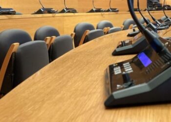 ΔΣ εκτός ελέγχου: Συνέλαβαν επικεφαλής αντιπολίτευσης μετά από μήνυση αντιδημάρχου(Βίντεο)