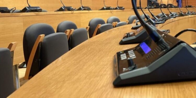 ΔΣ εκτός ελέγχου: Συνέλαβαν επικεφαλής αντιπολίτευσης μετά από μήνυση αντιδημάρχου(Βίντεο)