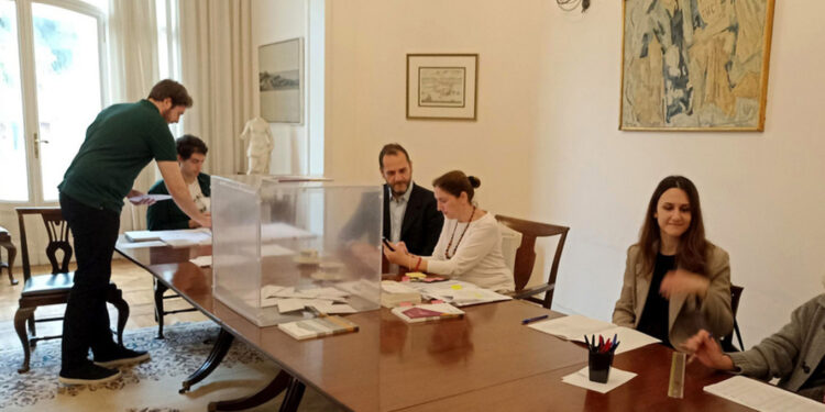 Εκλογές 2023: Έκλεισαν οι κάλπες για τους Έλληνες στην Ευρώπη – Συνεχίζεται η ψηφοφορία στην Αμερική