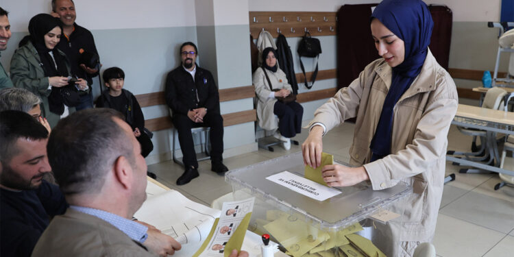 Εκλογές στην Τουρκία: Έκλεισαν οι κάλπες – Εντυπωσιακά μεγάλη συμμετοχή, ξεκίνησε η καταμέτρηση