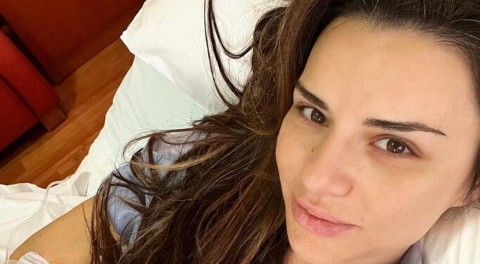 Το βρήκαμε – Το λεσβι@κό φιλί της Τσολάκη που λίγοι θυμούνται. Δείτε το…