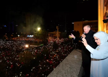 Εκλογές Τουρκία: Ο Ρετζέπ Ταγίπ Ερντογάν τραγούδησε από το «μπαλκόνι της νίκης»(Βίντεο)