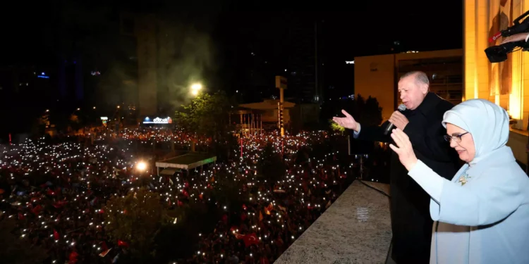 Εκλογές Τουρκία: Ο Ρετζέπ Ταγίπ Ερντογάν τραγούδησε από το «μπαλκόνι της νίκης»(Βίντεο)