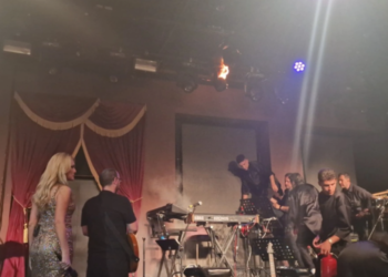 Θεσσαλονίκη: Φωτιά έπιασε η σκηνή ενώ τραγουδούσε η Θεοδωρίδου (Βίντεο)