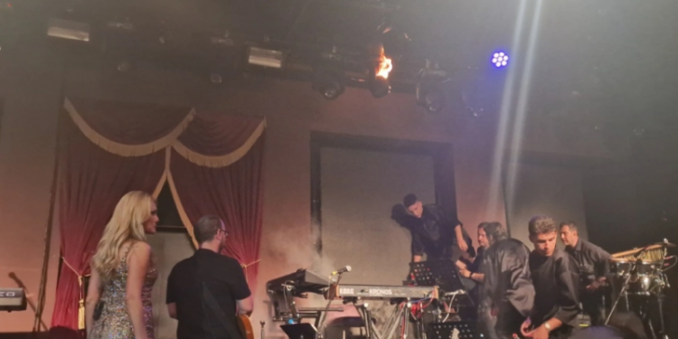 Θεσσαλονίκη: Φωτιά έπιασε η σκηνή ενώ τραγουδούσε η Θεοδωρίδου (Βίντεο)