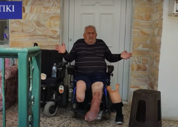 Έξωση ανάπηρου ηλικιωμένου: Δεν τον άφησαν να πάρει ούτε τον φορτιστή του (Βίντεο)