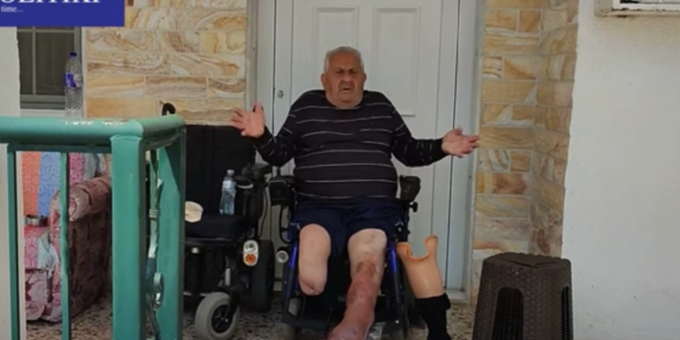 Έξωση ανάπηρου ηλικιωμένου: Δεν τον άφησαν να πάρει ούτε τον φορτιστή του (Βίντεο)