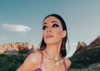 Αγνώριστη η Ήβη Αδάμου – Ποζάρει ημίγυμνη στα χωράφια