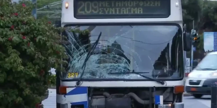 Καλλιμάρμαρο: Νεκρός ο οδηγός της μηχανής από το τροχαίο με λεωφορείο – Ήταν ειδικός φρουρός