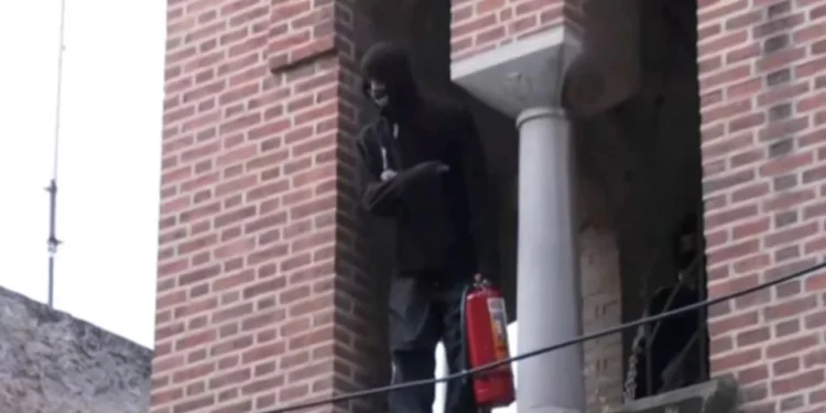 Θεσσαλονίκη: Απίστευτα βίντεο από την καταδίωξη κουκουλοφόρων σε καμπαναριό εκκλησίας και ταράτσες -Δύο συλλήψεις