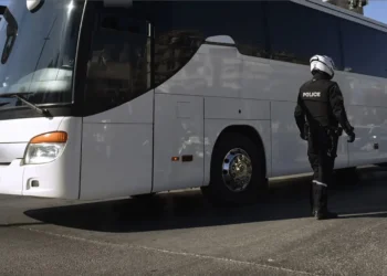 Φωτιά σε πούλμαν στο Σπαθοβούνι – Μεταφέρει μαθητές από σχολείο της Αττικής