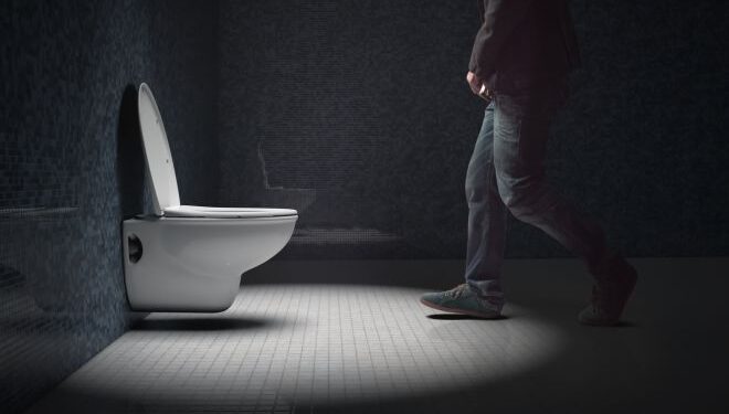Πότε οι άνδρες πρέπει να ουρούν καθιστοί – Σε ποιες χώρες το εφαρμόζουν οι περισσότεροι