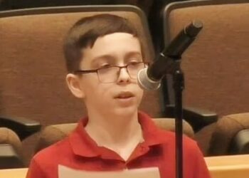 ΗΠΑ: Τον απέβαλαν από το σχολείο επειδή φορούσε μπλούζα που έγραφε «υπάρχουν μόνο δύο φύλα»