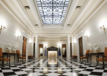 Υποψήφιος Βουλευτής πήγε στο Μέγαρο Μαξίμου και έπεσε στα πατώματα (Εικόνες)