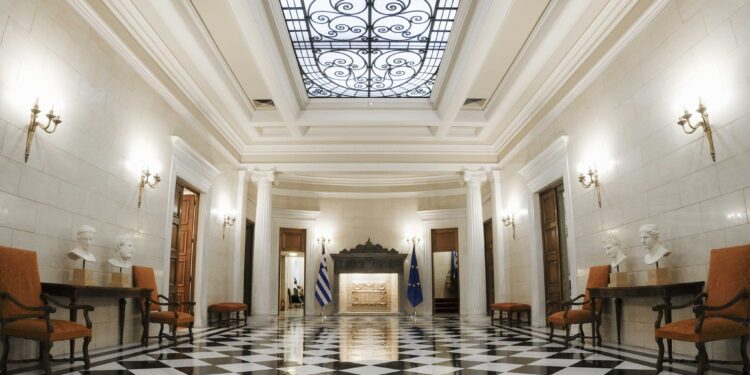 Υποψήφιος Βουλευτής πήγε στο Μέγαρο Μαξίμου και έπεσε στα πατώματα (Εικόνες)