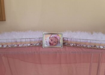 Άρτα: Με μπομπονιέρες η κηδεία του 5,5 μηνών βρέφους – Ατελείωτος θρήνος