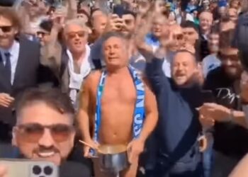 Νάπολι: Γνωστός Ιταλός ηθοποιός πανηγύρισε γυμνός στον δρόμο το πρωτάθλημα (Βίντεο)
