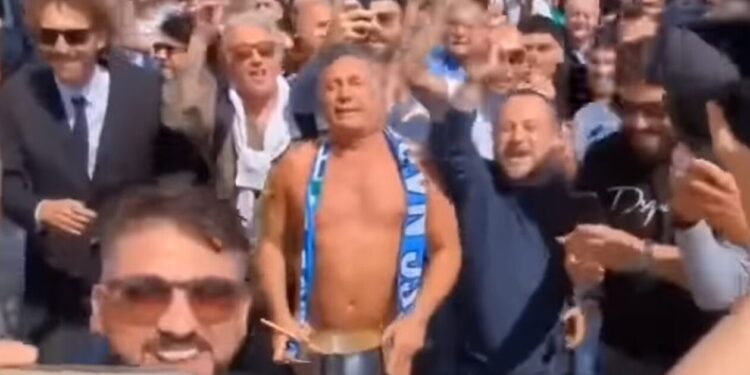 Νάπολι: Γνωστός Ιταλός ηθοποιός πανηγύρισε γυμνός στον δρόμο το πρωτάθλημα (Βίντεο)