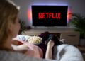 Netflix: Ξεκίνησε να στέλνει τη «λυπητερή» – Αυτή είναι η έξτρα χρέωση αν μοιράζεστε κωδικούς