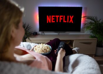 Netflix: Ξεκίνησε να στέλνει τη «λυπητερή» – Αυτή είναι η έξτρα χρέωση αν μοιράζεστε κωδικούς