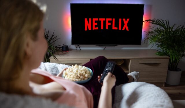 Netflix: Ξεκίνησε να στέλνει τη «λυπητερή» – Αυτή είναι η έξτρα χρέωση αν μοιράζεστε κωδικούς