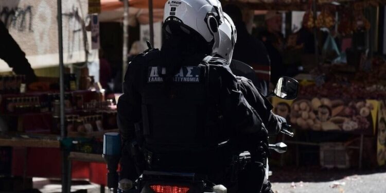 Θεσσαλoνίκη: Συγκινεί ο αστυνομικός για τη «γέφυρα ζωής» σε 2χρονη – «Αυτή είναι η δουλειά μας»