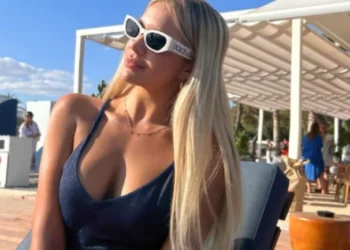 Τρέλα στο Instagram με τη γυναίκα του Παλάσιος – Πήγε για μπάνιο στη Βούλα και… άναψε φωτιές(Εικόνες)