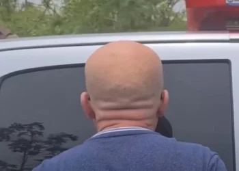 Η στιγμή που ο πατέρας έρχεται αντιμέτωπος με τον δολοφόνο του γιου του: «Κοίτα με στα μάτια, μπ@στ@ρδε»(Βίντεο)