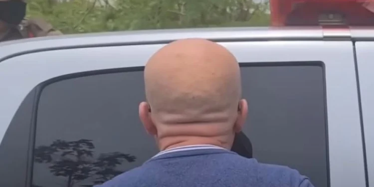 Η στιγμή που ο πατέρας έρχεται αντιμέτωπος με τον δολοφόνο του γιου του: «Κοίτα με στα μάτια, μπ@στ@ρδε»(Βίντεο)