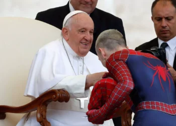 Ο Spiderman πήρε την ευλογία του Πάπα Φραγκίσκου