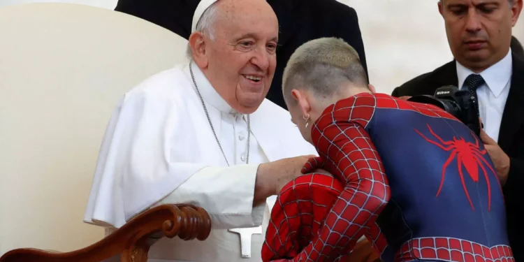 Ο Spiderman πήρε την ευλογία του Πάπα Φραγκίσκου