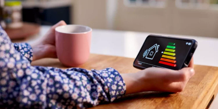 Λογαριασμοί ρεύματος – ΡΑΕ: Πως να γλιτώσετε κρυφές και πρόσθετες χρεώσεις