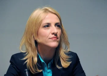 Ρένα Δούρου: «Αηδιαστικές οι δηλώσεις Παπαδημούλη» για τοποθέτηση νέων στελεχών δίπλα στον Τσίπρα