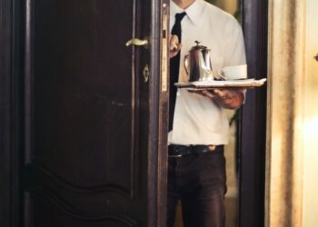 Επιθεώρηση εργασίας: Τραγελαφικά περιστατικά ‑ Σερβιτόροι έτρεχαν στον δρόμο με τον δίσκο