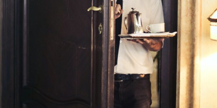 Επιθεώρηση εργασίας: Τραγελαφικά περιστατικά ‑ Σερβιτόροι έτρεχαν στον δρόμο με τον δίσκο