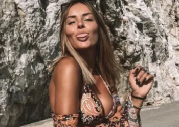 Η Σοφιάνα … λύνει το μαγιό και δείχνει τα γυμνασμένα οπίσθιά της!(Βίντεο)