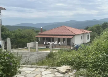 Έγκλημα στην Χαλκιδική: Δολοφόνησε τη σύζυγό του ενώ ήταν αγκαλιά με τον 8χρονο γιο τους