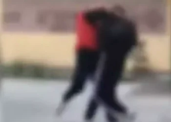 Σέρρες: Η στιγμή που μαθητές πλακώνονται στο ξύλο μέσα στο σχολείο τους(Βίντεο)