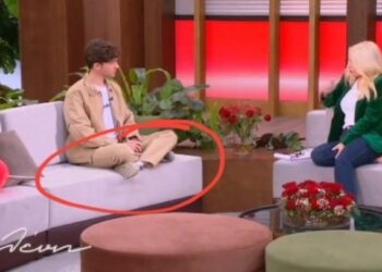 «Απαράδεκτος…είναι αγένεια» – Ξεσκίζουν τον Ταμπακάκη για τα πόδια πάνω στον καναπέ της Μενεγάκη