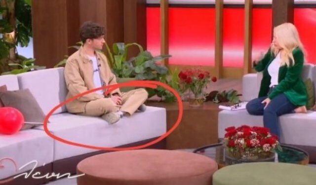 «Απαράδεκτος…είναι αγένεια» – Ξεσκίζουν τον Ταμπακάκη για τα πόδια πάνω στον καναπέ της Μενεγάκη