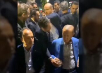 Χαμός με βίντεο με τον Ερντογάν: Δεν πίνει νερό ούτε από τον σωματοφύλακά του